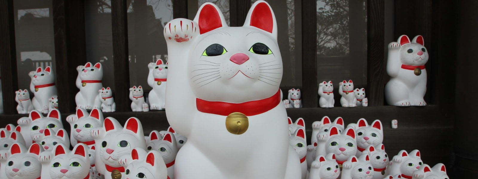 Un chat japonais, symbole de joie et de richesse, appelé maneki neko