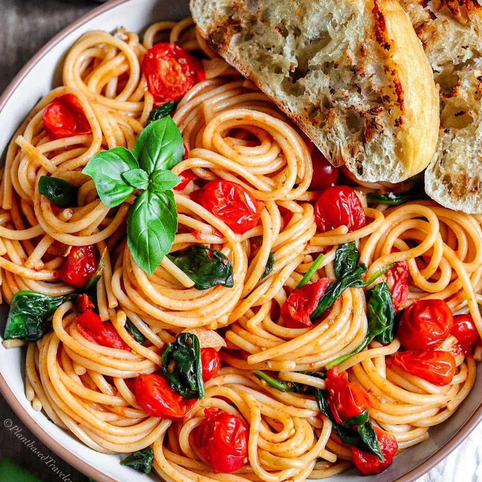 5-Ingredient Spaghetti with Roasted Cherry Tomatoes, Garlic and Spinac -  Vegan Bowls