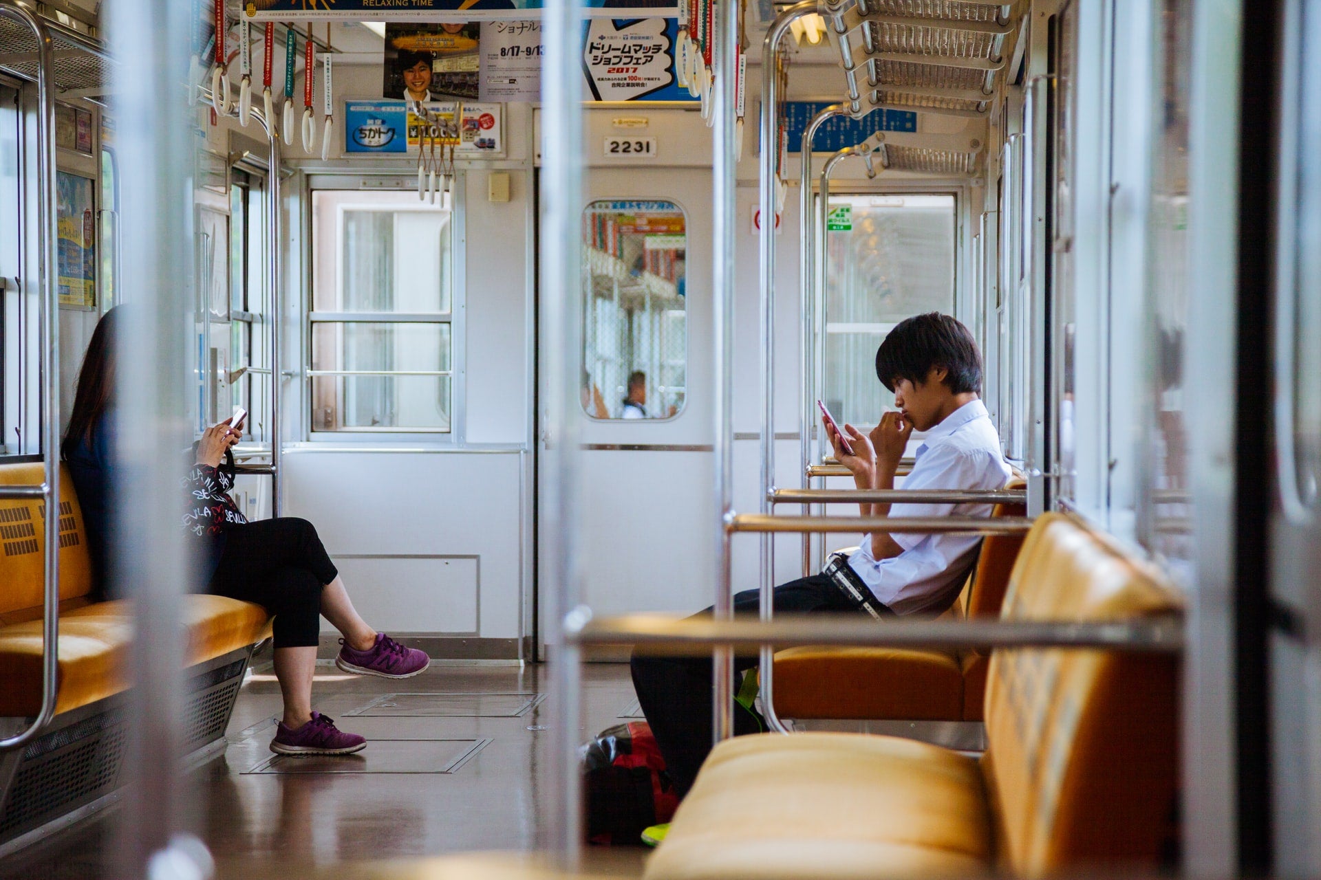 japansk kvinde, japansk mand, train, navigation, rejse i japan,