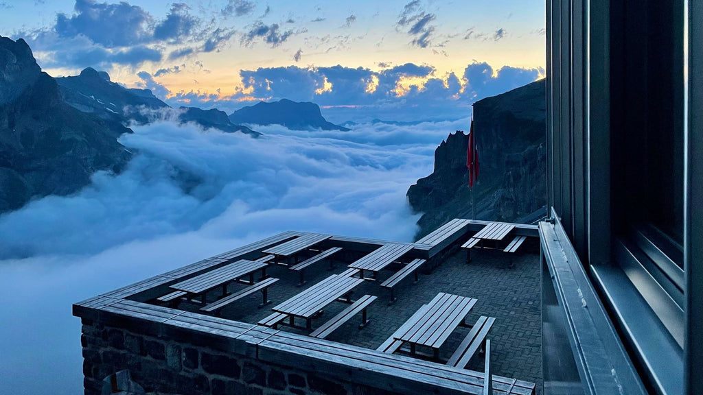 Gspaltenhornhütte mit Blick auf das vernebelte Tal | NIKIN Blog