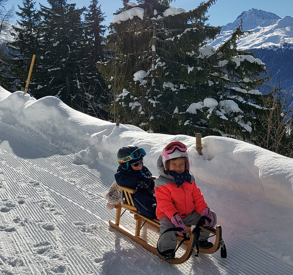 Enfants sur la luge de Davos avec siège enfant pour luge de Davos | Blog NIKIN