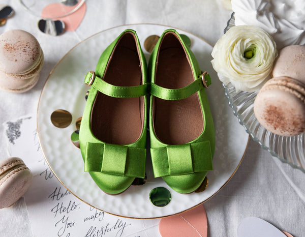 4 классных образа с зелёными атласными туфельками Ellen
