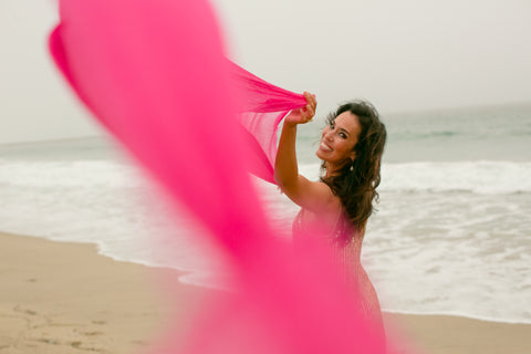 Bright Winter Cindy Christi with a pink scarf on the beach