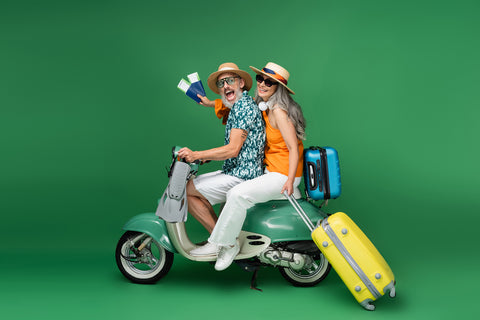 Couple-Scooter-Vacances-Ete-Voyage