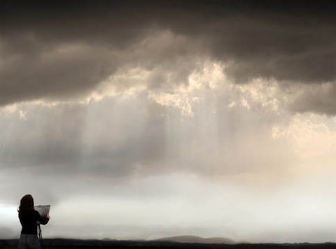 Kerr Ashmore painting on-site under an incredible cloud line.