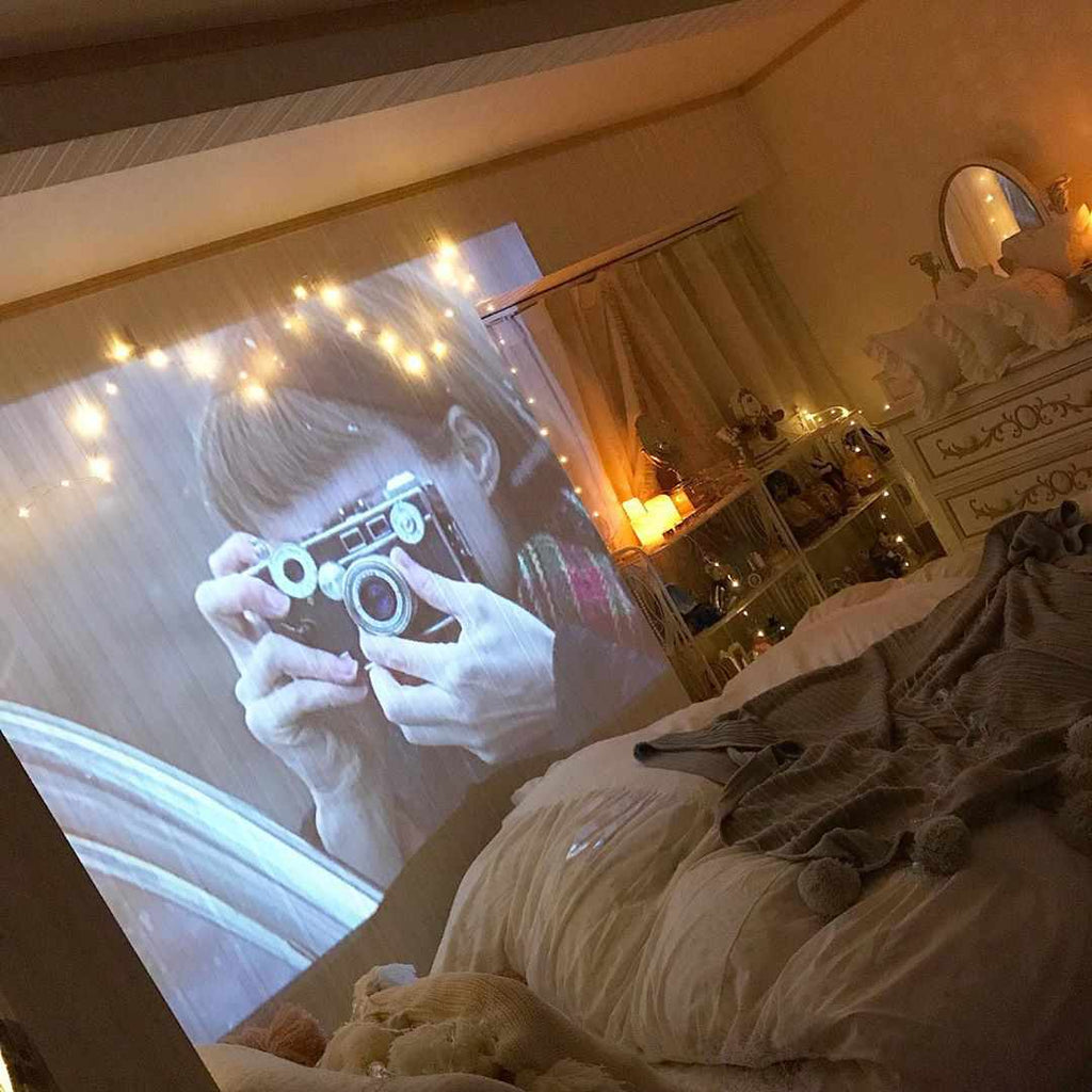 ロマンチックな夜を満喫 スマホ画面を投影できるプロジェクターが便利 Little Rooms