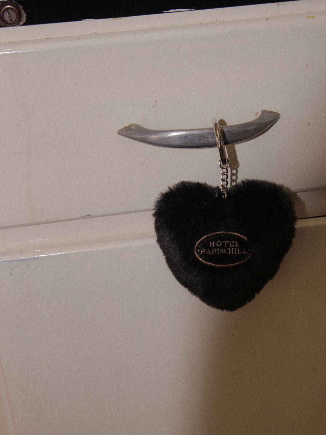 HOTEL PARIS CHILL キーホルダー｜Fluffy Heart Keychain.jpg__PID:ebc0e6cf-d60a-40aa-8c1e-4cda8fd0f7a1