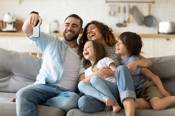 Familie Selfie Handy Social Media Trend 