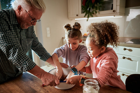 Xplora-Kinder-Backen-Opa-Weihnachten