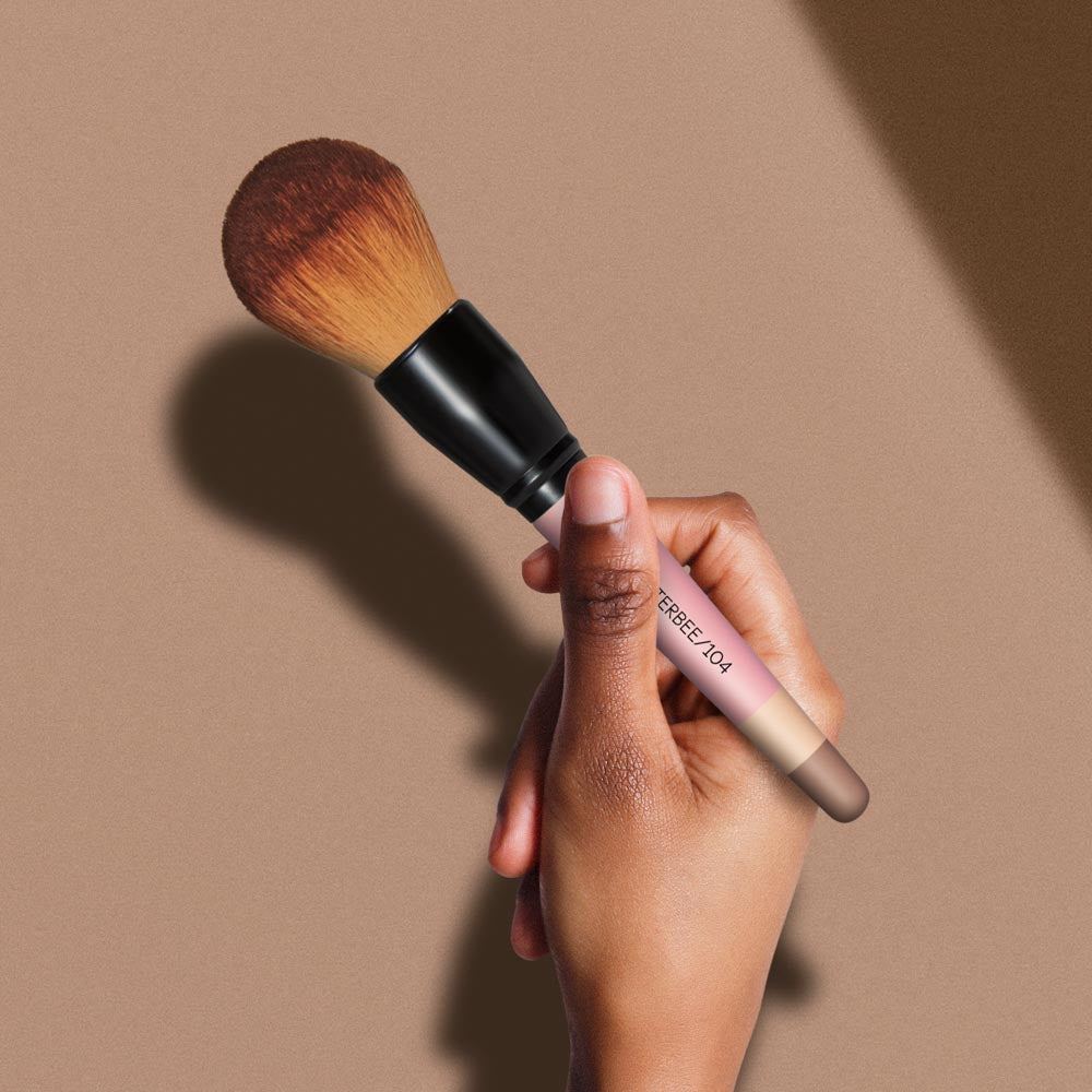 Ultimate Face Brush 104 – The powder brush is a luxury makeup brush made using professional grade bristles. Luxury beauty tools and makeup gift sets by Otis Batterbee. Pink makeup brush with opulent dome shape.