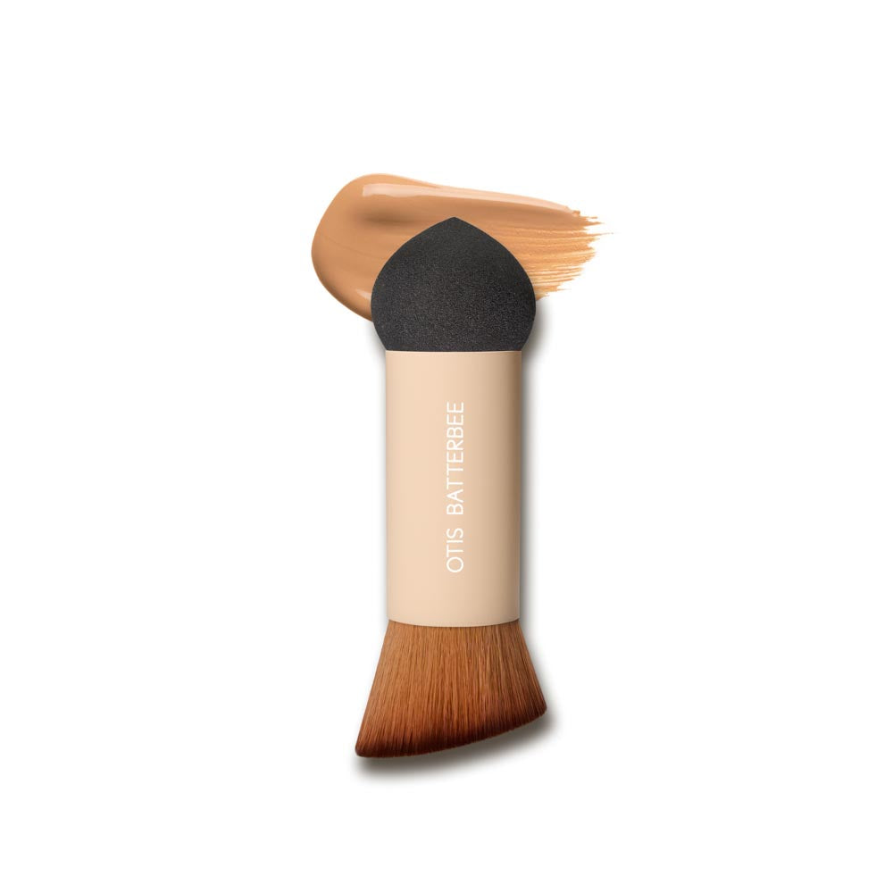 Otis Batterbee Rocket Blender Makeup Brush. Part Brush, part sponge. An indispensable product to apply makeup.