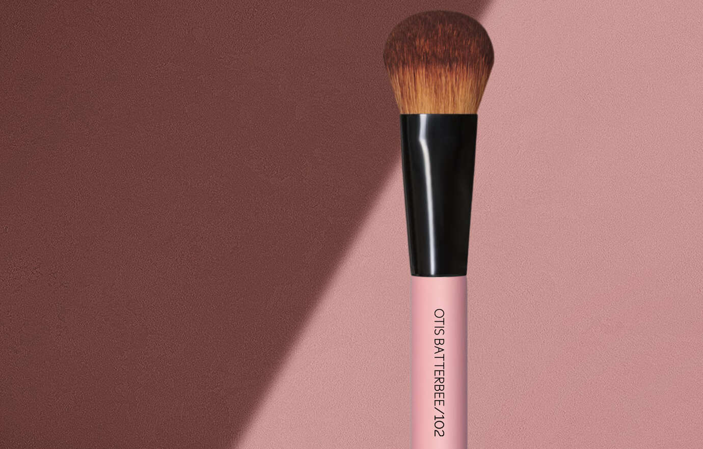 Otis Batterbee Blusher Brush 102 – Dense bristles feel luxuriously soft like velvet. It really feels like heaven.