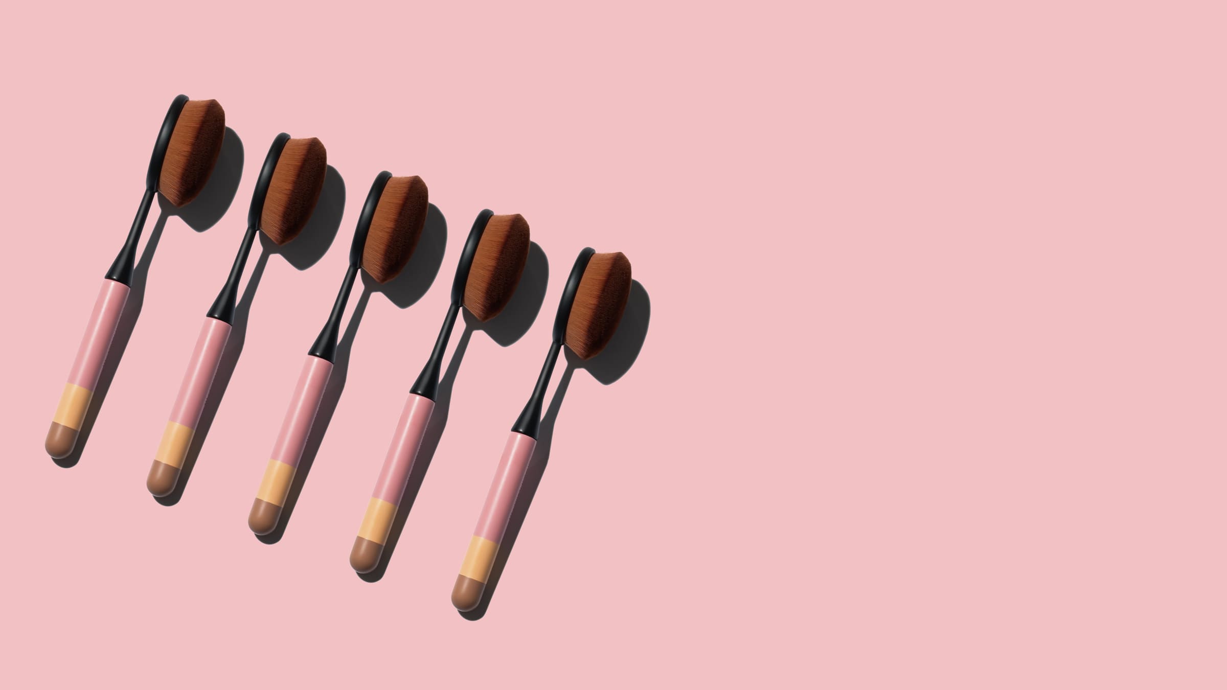 Otis Batterbee Foundation Buffer 111 – A soft and luxurious oval-shaped makeup brush designed for flawless foundation application and blending