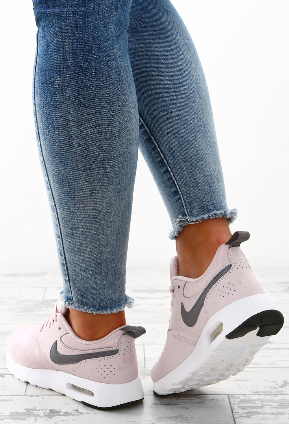 nike pink and grey trainers