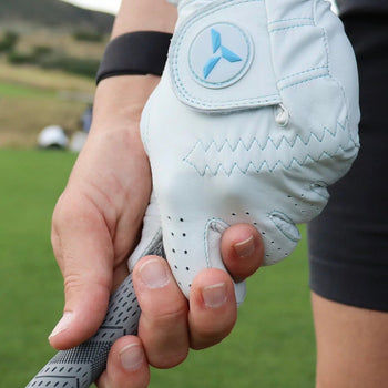 interlocking grip on golf club wearing yatta golf glove