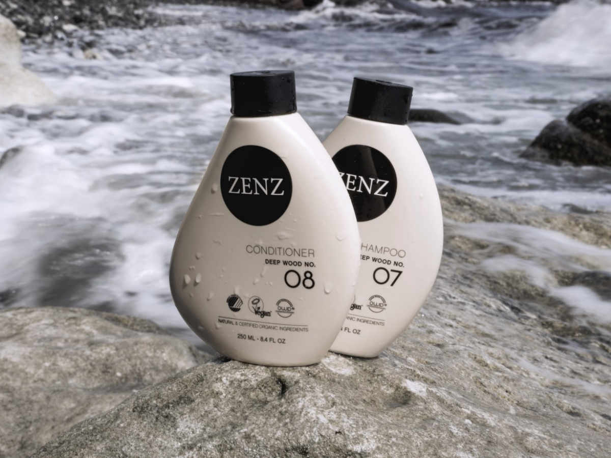 Deep Wood Shampoo no. 07 og Conditioner no. 07 fra ZENZ Organic på sten ved vand