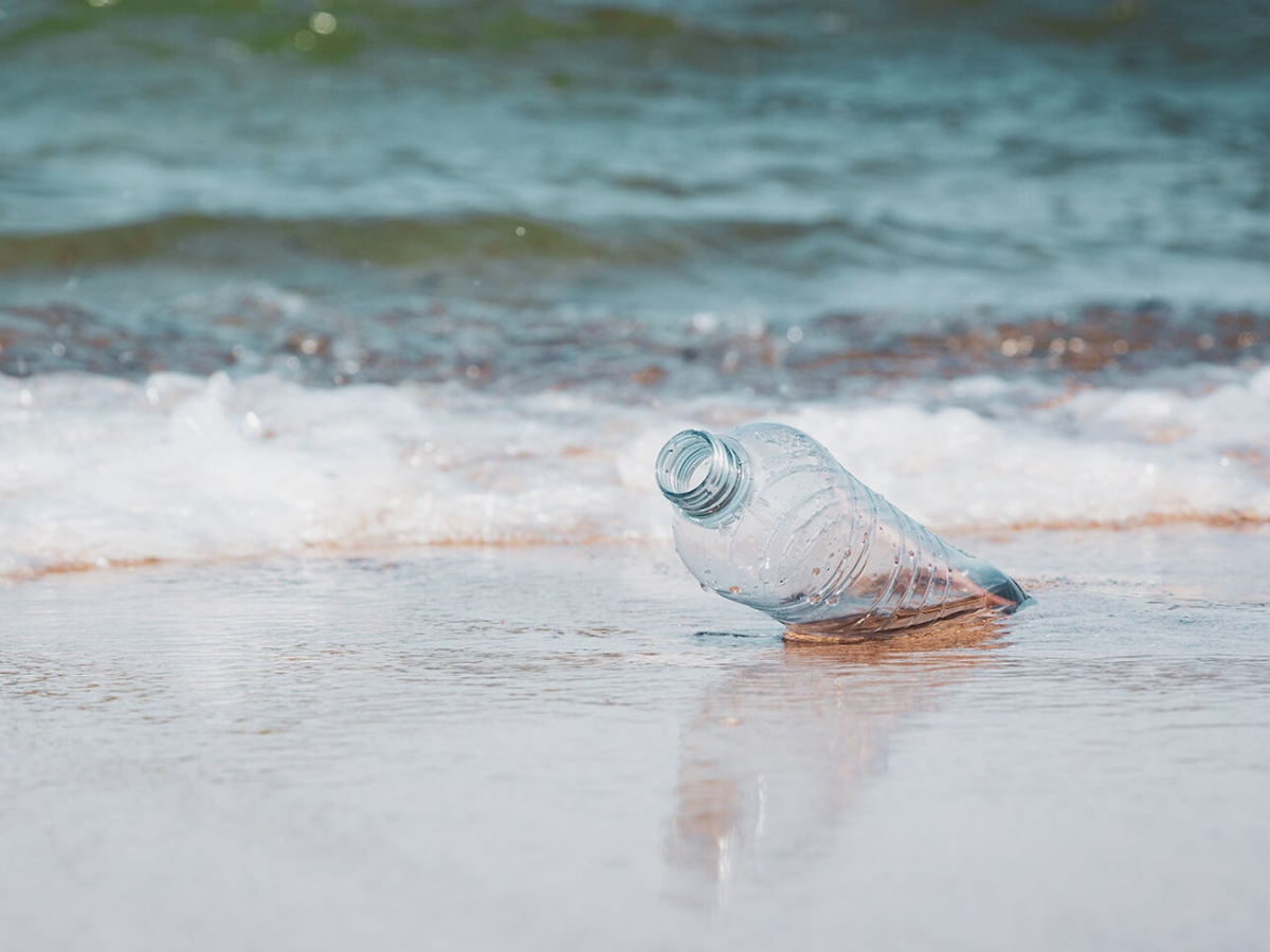 Plastic fles in de zee