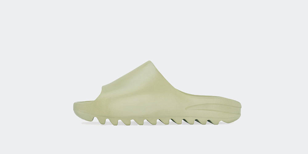 Deux adidas YEEZY Slide Core Soot pour l automne Le.