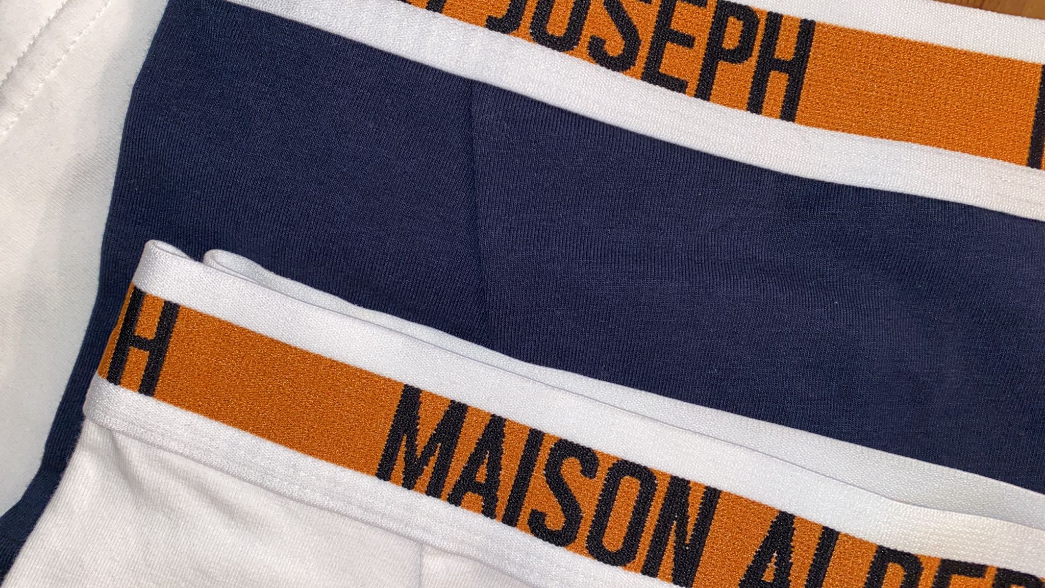Boxer maison albert joseph, sous-vêtements pour hommes. En blanc et bleu marine avec une ceinture orange et blanche.