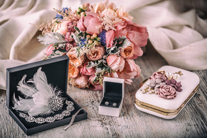 nål Aktiver Pasture Wedding Accessories – Shop At Home Bride