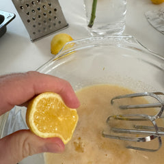 Preparando un bizcocho de limón.