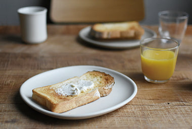 FOG plate with slice of bread and HIBI tumbler with fresh juice 