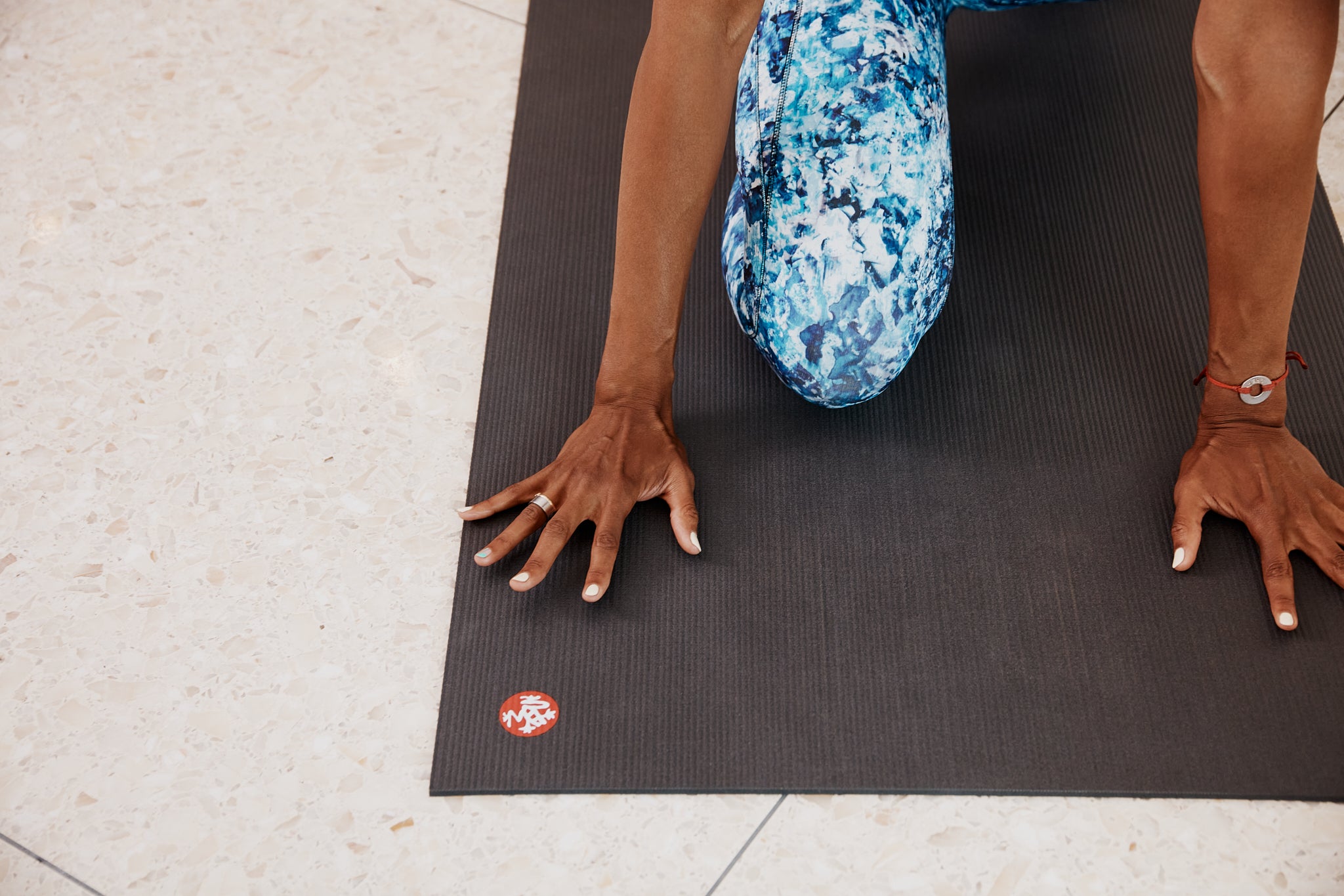 Toalla de yoga Manduka Yogitoes® - La compañera perfecta para el yoga  caliente