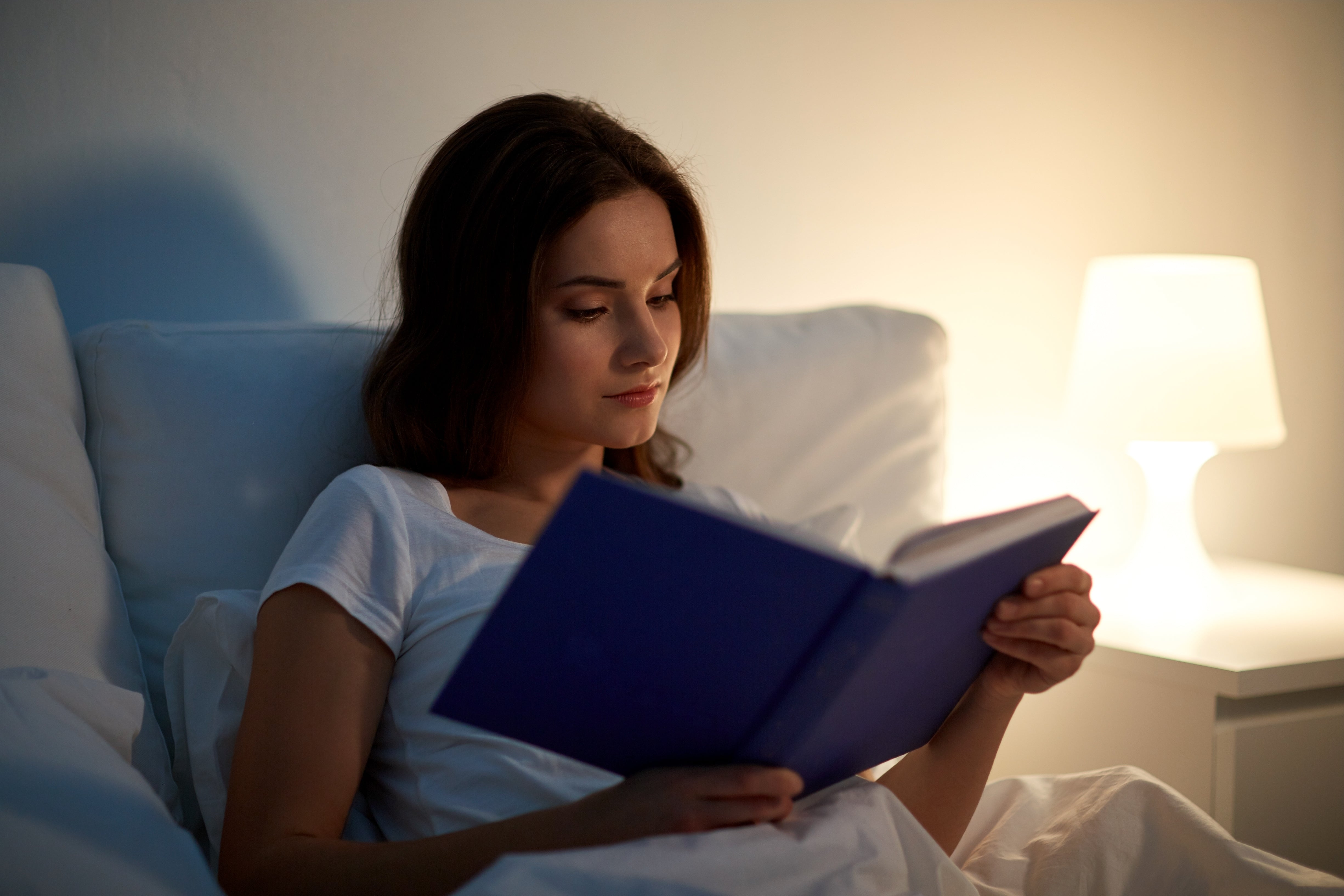 Картинки читаем перед сном. Чтение перед сном. Чтение книги перед сном. Женщина читает в постели. Женщина читает перед сном.