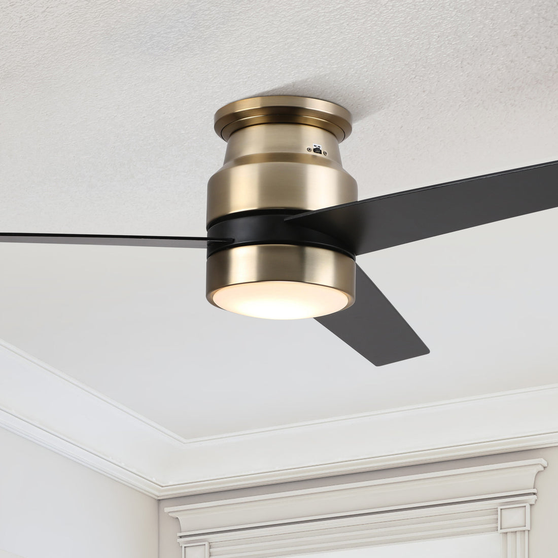 https://cdn.shopify.com/s/files/1/0087/8320/0292/products/Smafan-Carro-Ranger-52-inch-Flush-Mount-Smart-Fan-black-and-gold.jpg?v=1680146938&width=1100