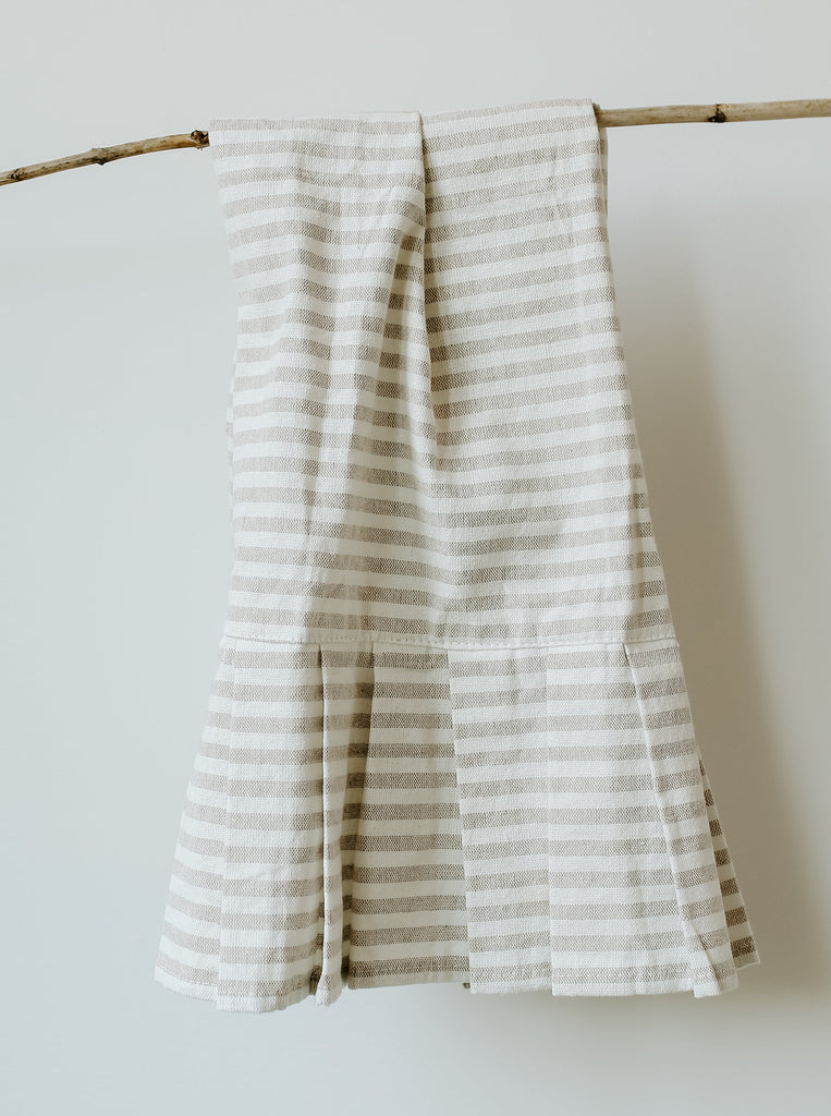 https://cdn.shopify.com/s/files/1/0087/8831/2115/files/HT007-TAN-STRIPED-HAND-TOWEL-RUFFLED-SWEET-WATER-DECOR-151_1024x1024.jpg?v=1700626591