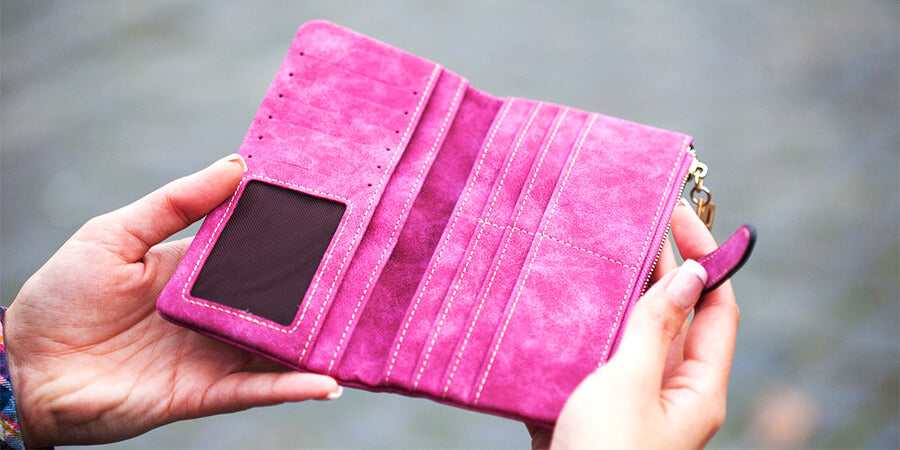 Women Holding Purple Bifold Wallet in Hand | Pakapalooza