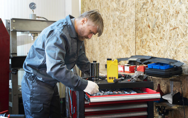 Mechanic using efficiently organized tool cart