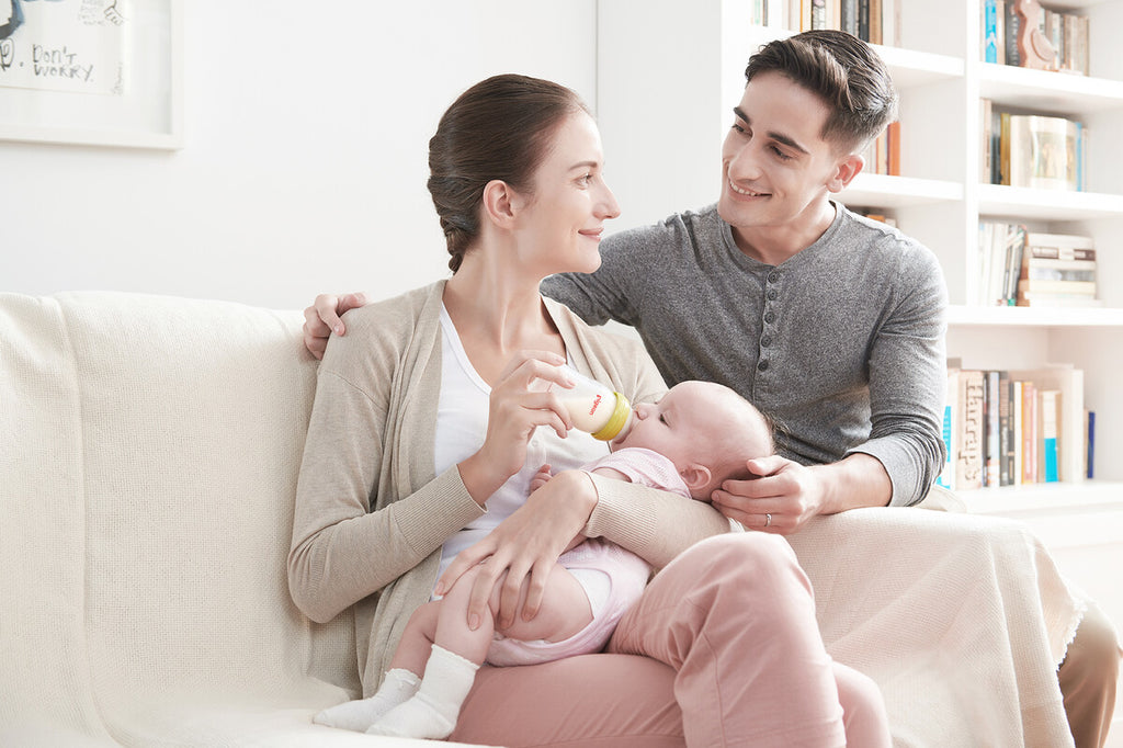 mother transitioning from breast to bottle feeding