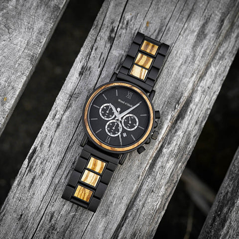 Die Armbanduhr "Mondfinsternis" aus edlem Zebra-Holz