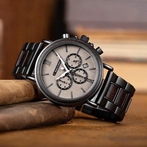 Elegantens Ebenholz und ein klassisches Design zeichen die Armbanduhr "Mondnacht" für Herren aus