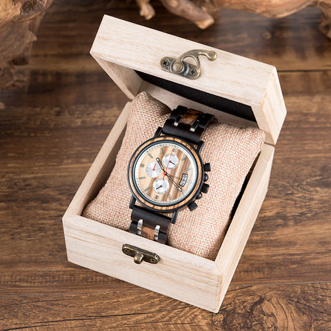 Die Armbanduhr "Frühling" wird in einer edlen Holzbox zu dir gesendet