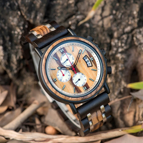 Aus Ebenholz gefertigt begeistert die Armbanduhr "Frühling" mit einem edlen Design