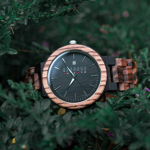 Die Armbanduhr "Sternschnuppe" ist aus Zebra- und Ebenholz gefertigt