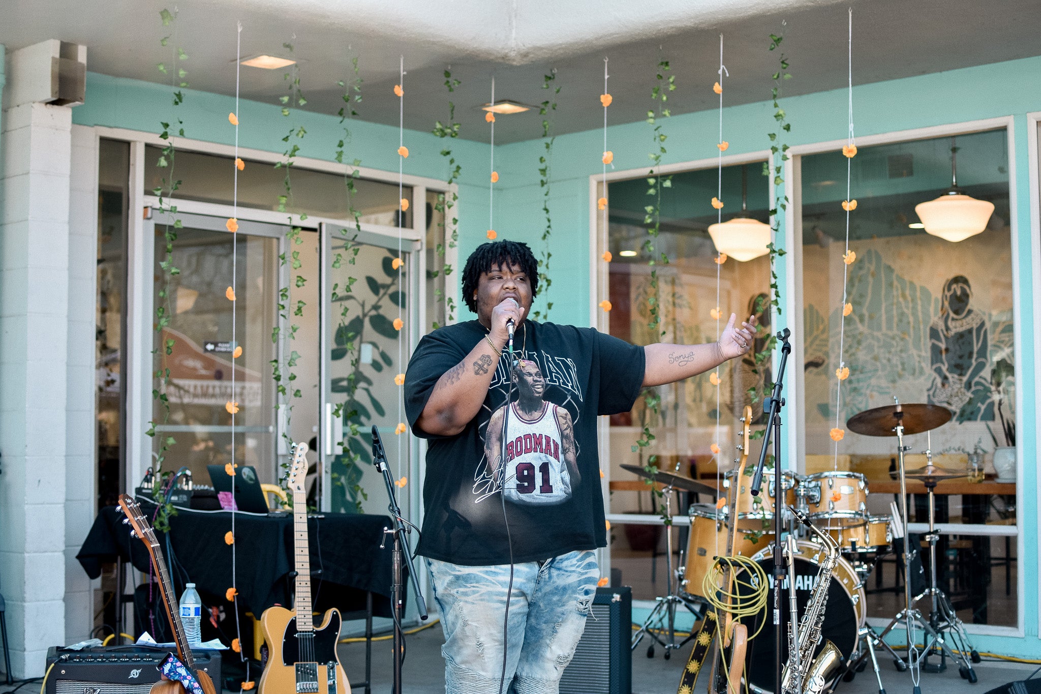 Jakhari Smith singing in East Sacramento, California