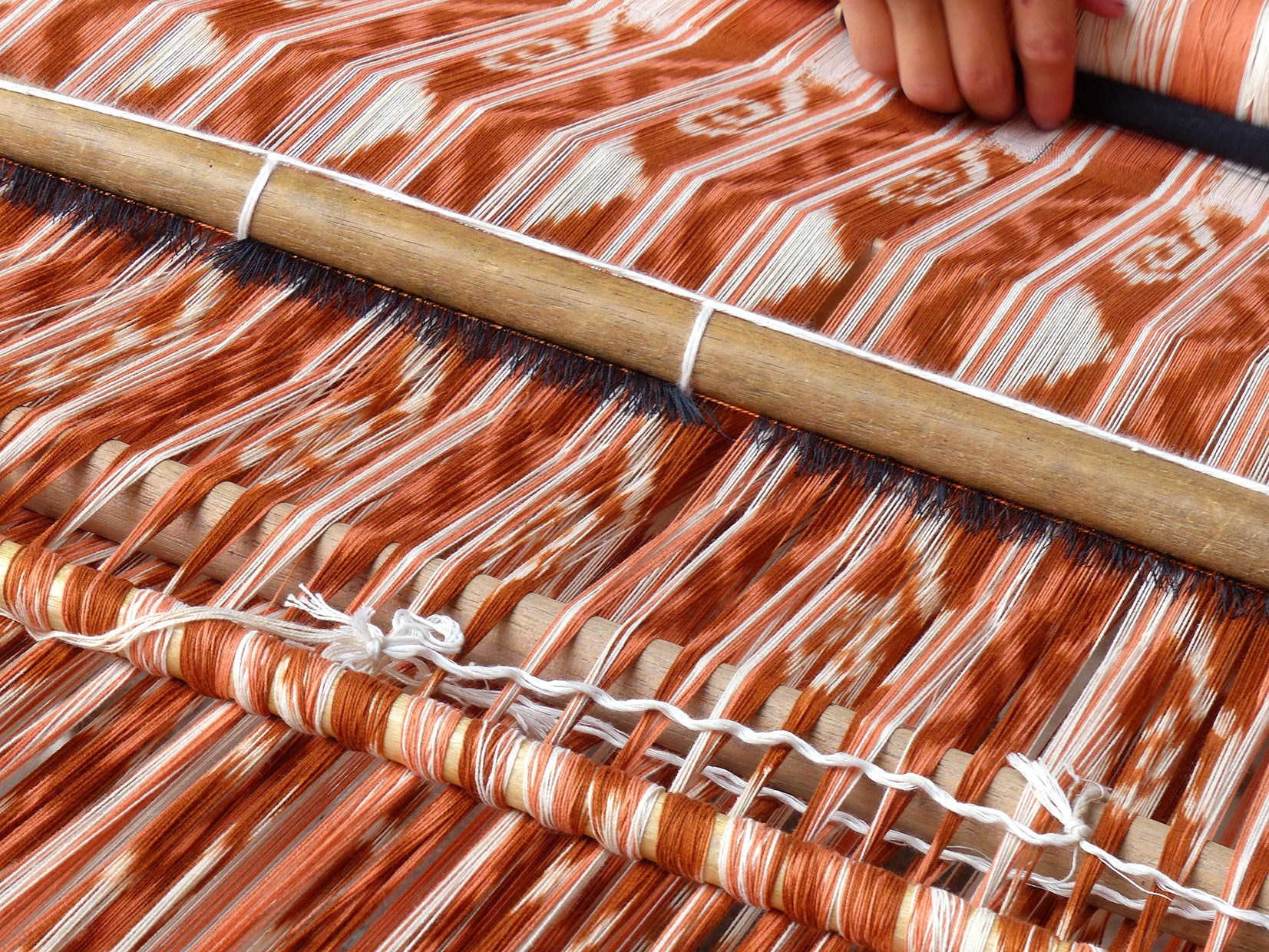 ic: Weaving ikat fabric