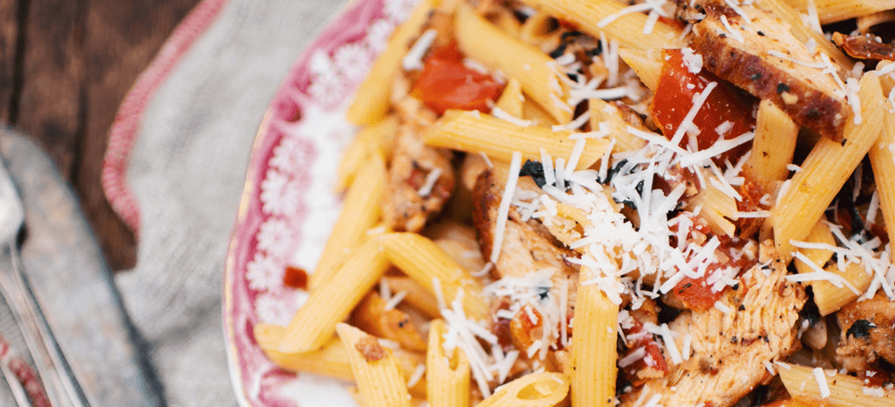 penne in plate with tomatoes and chicken