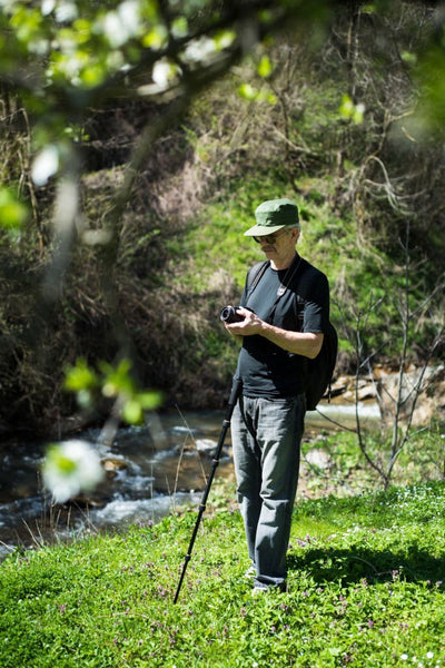 Techniques for optimal photography with walking cane