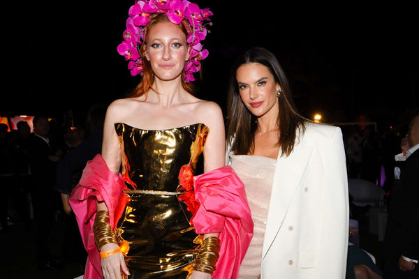 La top model e star di copertina Alessandra Ambrosio e la modella Kate Mueller in posa l'una accanto all'altra all'Art of the Party di Ocean Drive Magazine durante Art Basel Miami Beach | BuDhaGirl