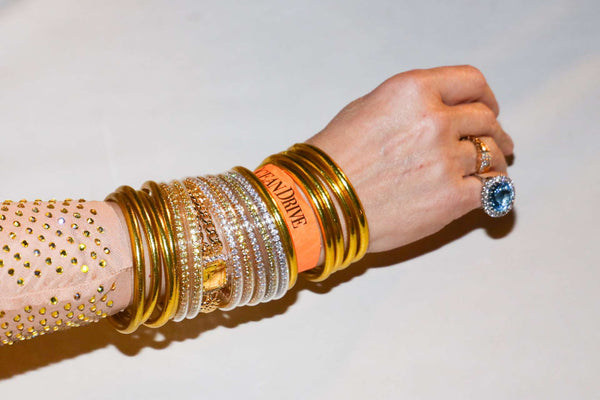 BuDhaGirl Pila de pulseras en la fiesta Art of the Party de Ocean Drive Magazine durante Art Basel Miami Beach. BuDhaGirl