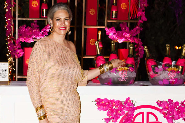 BuDhaGirl Gründerin, Chef-Visionärin und Kreativdirektorin Jessica Jesse steht neben BuDhaGirl Sparkling Wines Stand auf der Art of the Party des Ocean Drive Magazins während der Art Basel Miami Beach | BuDhaGirl