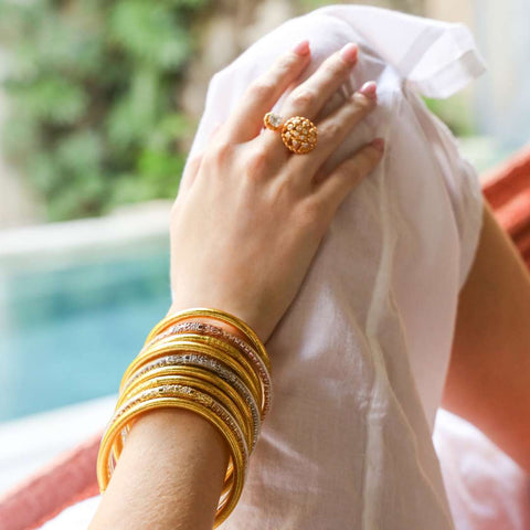 Frau trägt Gold All Weather Bangles & klaren Kristall Drei Königinnen mit BuDhaGirl Ringen