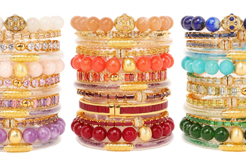 Des piles de bracelets de luxe multicolores associées à des bracelets en perles multicolores.