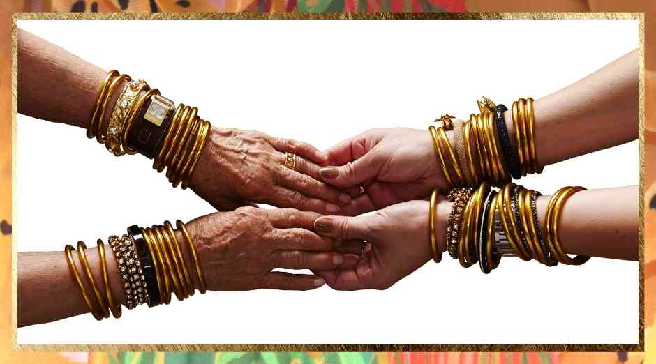  Due donne che si tengono per mano che indossano BuDhaGirl Oro All Weather Bangles | Budhabrief di BuDhaGirl 