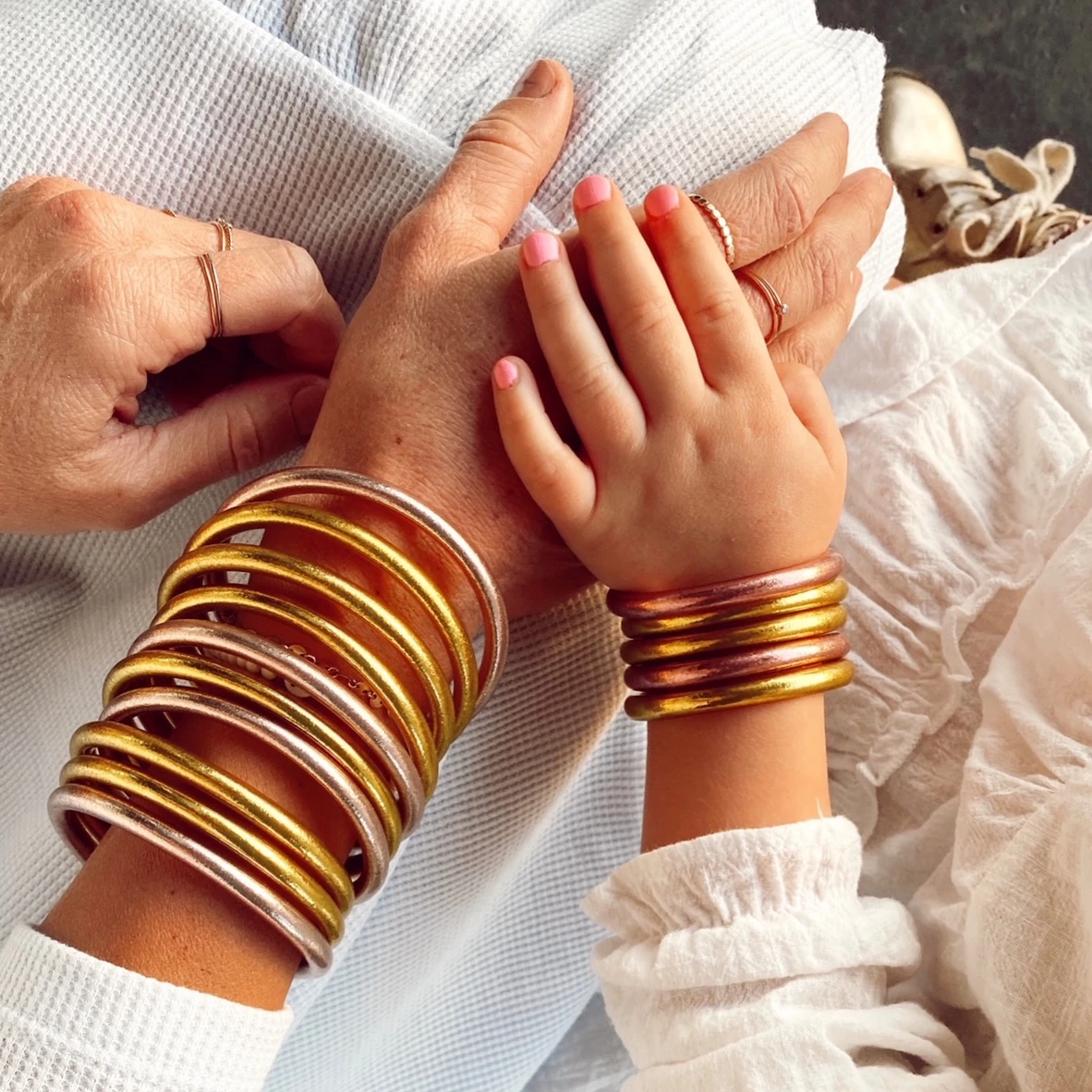 Madre e bambina che indossano braccialetti | BuDhaGirl