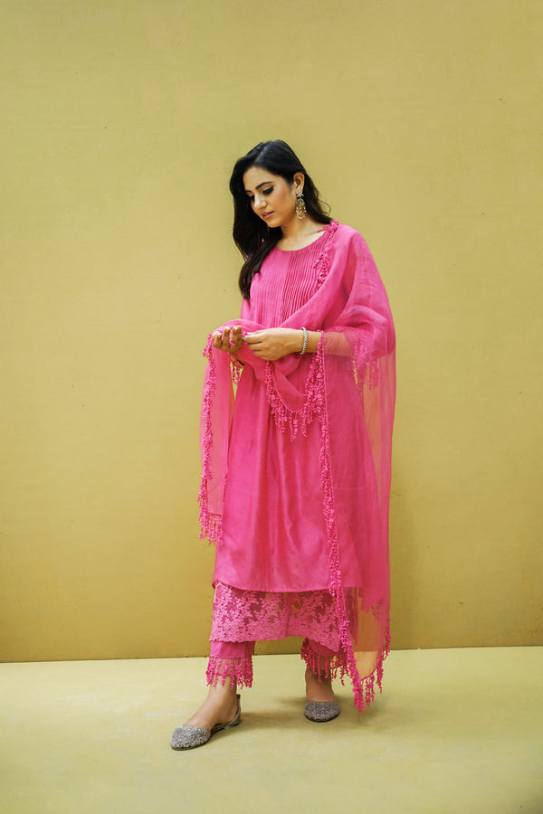 Powder pink kurta with pants and organza stole set of four